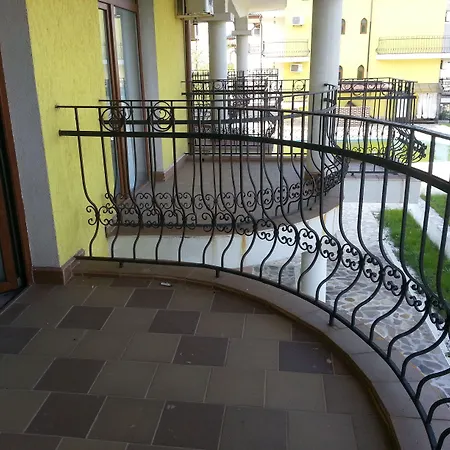 Menada Green Hills Apartments